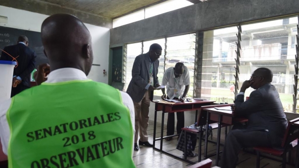 En Côte d’Ivoire, 7 010 grands électeurs sont appelés aux urnes, ce samedi 24 mars, pour les premières sénatoriales de l'histoire du pays. Ce premier scrutin sénatorial fait cependant débat en Côte d'Ivoire. L'opposition, en effet, le boycotte. Le Sénat, nouvelle Chambre du Parlement ivoirien, accueillera 99 sénateurs et les deux tiers, à savoir 66 d’entre eux, seront donc élus, ce samedi, d’ici à 17h00, par un collège de grands électeurs.