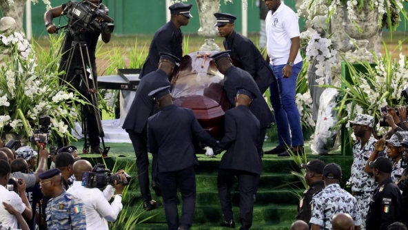 La Côte d’Ivoire vient de rendre un dernier hommage à DJ Arafat. La star internationale du coupé-décalé a obtenu des funérailles nationales d’une envergure inédite pour un artiste. L’artiste ivoirien, décédé le 12 août dernier dans un accident de la route, a été enterré dans la matinée ce samedi 31 août, après toute une nuit de concerts et de fête à Abidjan. Des obsèques grandioses qui se sont malheureusement achevées sur des échauffourées au cimetière et la profanation de la tombe par des fans déchaînés.