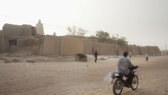 A trois semaines du premier tour de l'élection présidentielle au Mali, les premiers observateurs de l'Union européenne sont sur le terrain, depuis le début de la semaine. Ces vingt observateurs « de longue durée » viennent appuyer l'équipe d'analystes politiques déjà présente dans la capitale depuis le 19 juin. A terme, ils seront environ 80 observateurs le jour du scrutin, le 29 juillet. Mais l'observation de l'Union européenne ne couvrira pas l'ensemble du territoire pour des raisons sécuritaires.