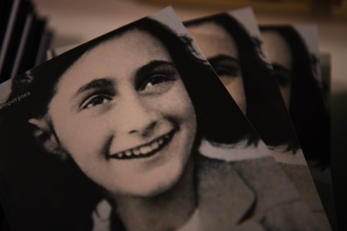 Ce mardi, la Maison Anne Frank et deux instituts néerlandais ont annoncé que des chercheurs avaient mis au jour deux pages inédites du journal de la jeune fille, morte au camp de Bergen-Belsen en 1945. Ces pages témoignent des réflexions de l'adolescente au sujet de la sexualité.