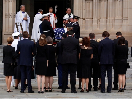 John McCain a fait d’eux de « meilleurs » présidents : dans l’oraison funèbre qu’ils ont prononcée le démocrate Barack Obama et son prédécesseur républicain George W. Bush ont ainsi rendu hommage samedi...