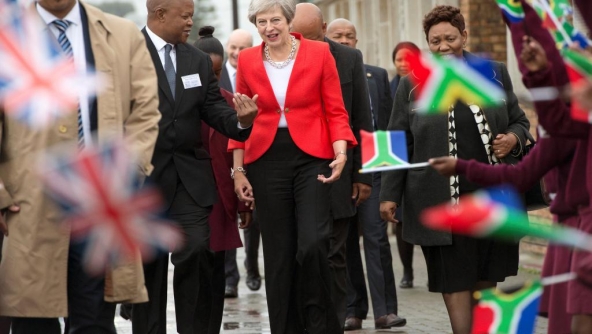 Pour atténuer les effets du Brexit, le Royaume-Uni parie sur le commerce extérieur et sur ses partenariats africains. La Première ministre britannique Theresa May a annoncé ce mardi 28 août vouloir que son pays devienne « le premier investisseur des pays du G7 en Afrique », lors de sa tournée dans le continent. L'objectif est de préparer de nouveaux accords commerciaux, afin de développer les échanges. Pour cela, Londres promet d'augmenter de quatre milliards de livres ses investissements en Afrique.