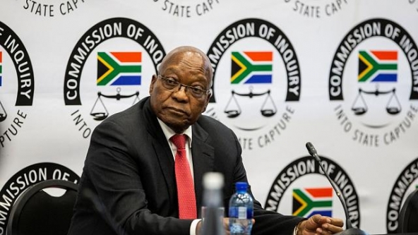 L’ancien président sud-africain Jacob Zuma qui comparaît lundi devant une commission d’enquête sur la corruption pendant son règne a dénoncé lundi avoir été “calomnié” et présenté à tort comme “le roi des personnes corrompues”, affirmant être victime d’une “conspiration”.