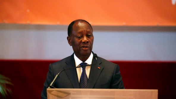 En Côte d'Ivoire, le président Alassane Ouattara continue de laisser planer le doute sur un nouveau mandat pour 2020. Dans une interview à l'hebdomadaire Jeune Afrique à paraître ce dimanche 3 juin, le chef de l'Etat ivoirien a répété qu'il n'excluait pas de se présenter pour la présidentielle à la fin de son second mandat puisque selon lui la nouvelle Constitution de 2016 l'y autorise. Une décision que le chef de l'Etat prendra en 2020 « en fonction de la situation de la Côte d'Ivoire ». « La stabilité et la paix passent avant tout, y compris avant mes principes », a déclaré le chef de l'Etat ivoirien. Alassane Ouattara avait déjà tenu des propos similaires en novembre sur France 24 et RFI. Pourquoi Alassane Ouattara laisse-t-il planer le doute ?