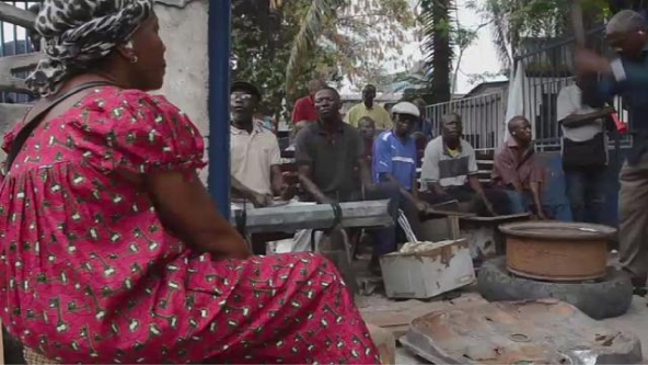 C’est à l’entrée des locaux abritant le siège de la poste centrale du Congo, que plusieurs dizaines d’anciens travailleurs de l’ex-Office national des postes et télécommunications (ONPT) ont décidé de se faire entendre.