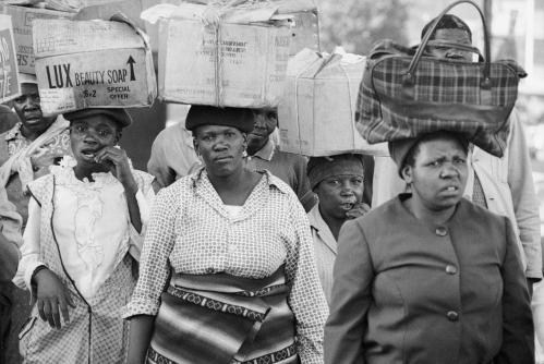 Décédé le 25 juin à l’âge de 87 ans, le photographe sud-africain David Goldblatt a documenté les atrocités de l’apartheid. Sa consoeur se souvient d’anecdotes personnelles à propos d’un homme à la fois “photographe, artiste, journaliste, historien et prophète”.