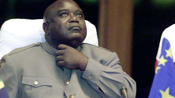 Jean Bompengo, condamné à mort dans l’affaire de l'assassinat du président Laurent-Désiré Kabila en 2001, a rendu l’âme vendredi dans la prison d’Angenga, située dans le Grand Équateur. Il avait 54 ans. Les activistes des droits de l’homme militent pour l’application de l’amnistie deux fois votées, la résolution de la commission africaine des droits de l’homme et la recommandation de la Cenco.