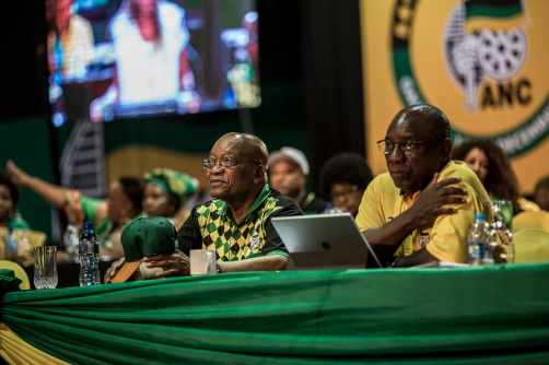 Le congrès de l’ANC, parti au pouvoir en Afrique du Sud, s’est achevé mercredi 20 décembre. Après l’élection à sa tête de Cyril Ramaphosa, rival du chef d’État Jacob Zuma, la presse sud-africaine estime que ce dernier pourrait être écarté avant la fin de son mandat en 2019.