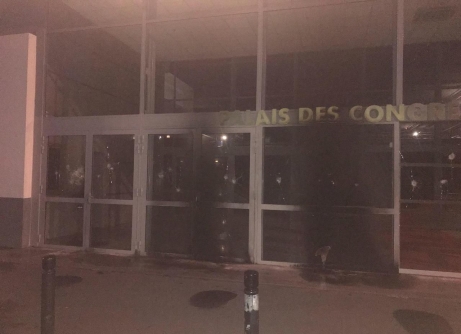 Le concert de l’artiste congolais Roga Roga, samedi soir était placé sous haute surveillance. Des dégradations ont été commises dans la nuit précédente contre la salle de concert et 32 personnes ont été interpellées lors d’une manifestation aux abords de la salle.