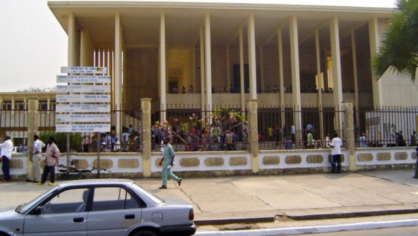 Jugé depuis juin dernier « pour complicité d'évasion de prisonniers » à la prison centrale de Brazzaville fin 2016, l'opposant Paulin Makaya n'a pas été fixé sur son sort ce jeudi 2 août. La cour a renvoyé le verdict au 16 septembre, provoquant le désarroi de la défense.