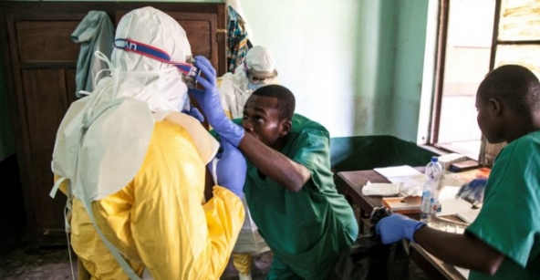 Le ministère de la Santé de la RD Congo a annoncé mercredi avoir détecté un premier cas urbain de fièvre Ebola, faisant craindre le pire. Un vaccin contre la maladie devrait être testé dans les prochains jours.