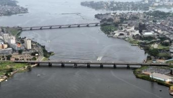 Les travaux de réhabilitation du pont Félix-Houphouët-Boigny ont été officiellement lancés ce vendredi 6 avril à Abidjan. Le premier pont de la capitale économique ivoirienne qui relie depuis plus de soixante ans les deux rives de la lagune, avait besoin d'une sérieuse réfection pour permettre aux voitures, camions et train de continuer à y circuler en toute sécurité.