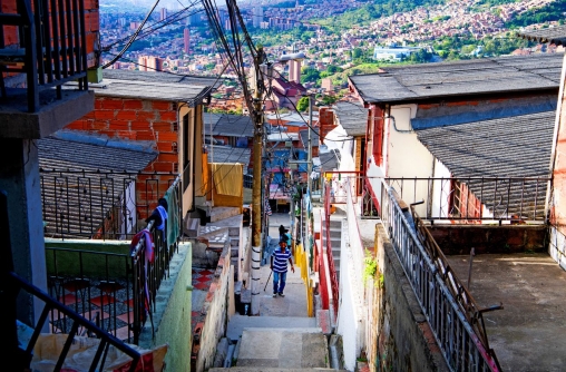 Près de 25 ans après la mort du chef du cartel de Medellin, la ville colombienne lutte contre le narco-tourisme et l’image sulfureuse qui lui colle à la peau. Acte 1 : la destruction de la maison de la famille Escobar.