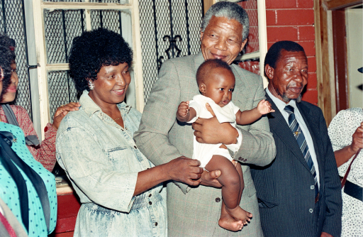 Après la mort de l’icône sud-africaine Winnie Madikizela-Mandela le 2 avril, des clichés historiques ont été utilisés sans l’autorisation de leurs auteurs. Le Mail & Guardian a tenté de retrouver ceux qui revendent frauduleusement et impunément les droits de ces photos.