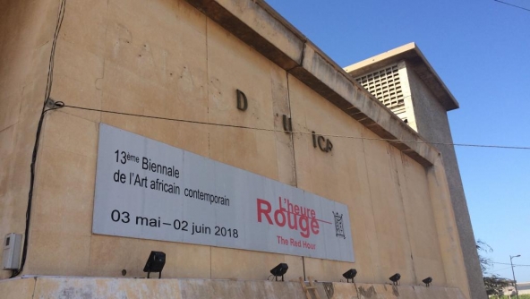 La Biennale internationale d’art africain contemporain à Dakar prend possession de nombreux bâtiments publics. L’exposition internationale, regroupée sous le titre « L’Heure rouge », en hommage à une pièce de Césaire, se tient à l’ancien Palais de justice désaffecté. Parmi les artistes présents à Dak'Art, le Franco-Béninois Emo de Medeiros.