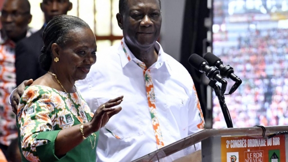 En Côte d’Ivoire, le RDR, le parti présidentiel, a adopté les textes portant création du parti unifié RHDP, lors d’un congrès extraordinaire samedi 5 mai. Le but est de faire fusionner en un seul et même parti les formations politiques de la coalition au pouvoir, en vue de la présidentielle de 2020. Et pour trancher l’épineuse question de la désignation du candidat qui représentera ce nouveau parti, le président ivoirien Alassane Ouattara a appelé à l’organisation d’une sorte de primaire au sein de la coalition.
