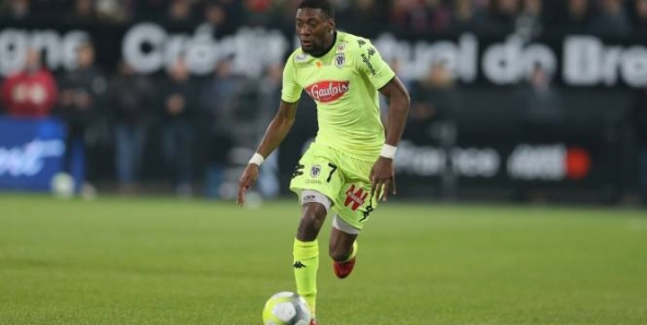 L'attaquant camerounais Karl Toko-Ekambi a remporté le prix Marc-Vivien Foé du meilleur joueur africain de Ligue 1, ont annoncé RFI et France 24 ce lundi.