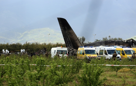 Pour une raison encore indéterminée, un avion militaire s’est écrasé le 11 avril et a pris feu peu après son décollage de la base aérienne de Boufarik. Un deuil national de trois jours a été décrété. La presse algérienne est sous le choc, relève RFI dans sa “Revue de presse Afrique”.