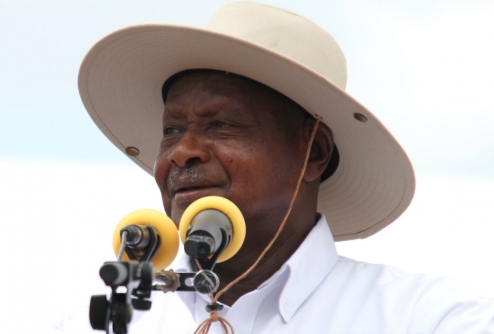 Âgé de 73 ans, Yoweri Museveni a ratifié une modification constitutionnelle retirant la limite d’âge pour se présenter à la présidentielle. Au pouvoir depuis 1985, le chef d’État vise un sixième mandat lors du prochain scrutin en 2021. Un anachronisme pour cet éditorialiste guinéen.