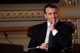 Vu du Royaume-Uni. Emmanuel Macron, le maître de la diplomatie par le cadeau