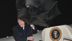 Trump se bat avec son parapluie et se fait railler sur Twitter