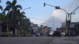 Indonésie: des villageois évacués après l'éruption d'un volcan