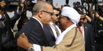 Les Soudanais s’exilent, leur président s’accroche au pouvoir