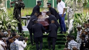 Côte d’Ivoire: l’enterrement de DJ Arafat se termine dans le grabuge