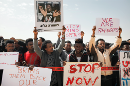 La justice israélienne suspend un plan massif d’expulsion d’Africains