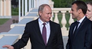 «Cher Vladimir»: Macron fait preuve de familiarité et tutoie Poutine, le Net réagit