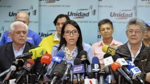 Venezuela: au lendemain d'un scrutin boycotté, l'opposition reste poing levé